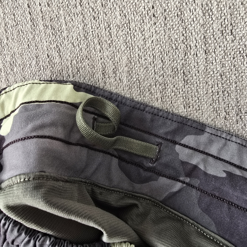 Lululemon Camo Print Running Women's Shorts Sz 4 Tall - Picture 8 of 8
